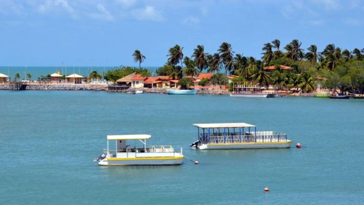 COMBO - PRAIA DE FLECHEIRAS + PRAIA DE MUNDA&Uacute; COM PASSEIO DE CATAMAR&Atilde;